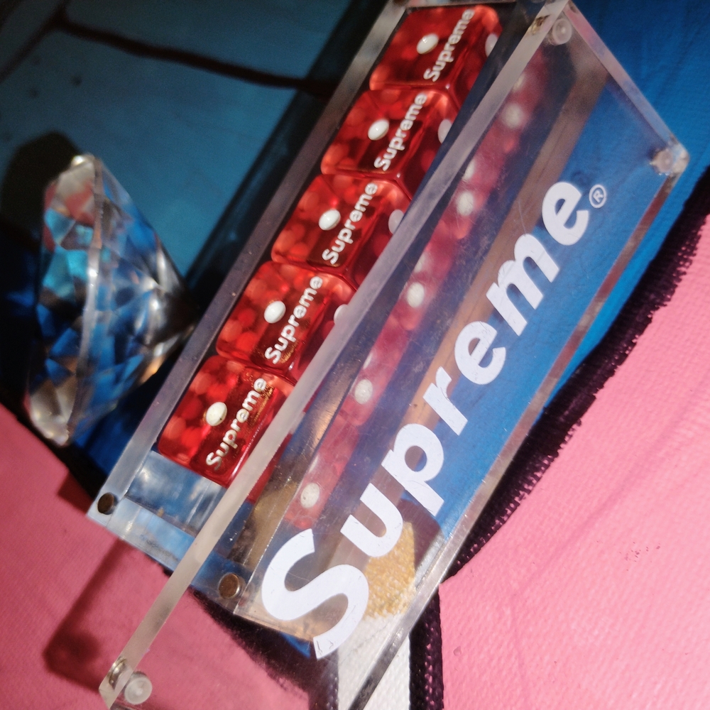 Supreme Red Dice Set - Picture 2 of 4